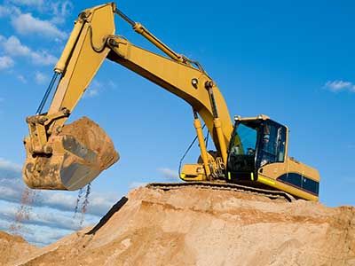 Excavadora amarilla sacando tierra